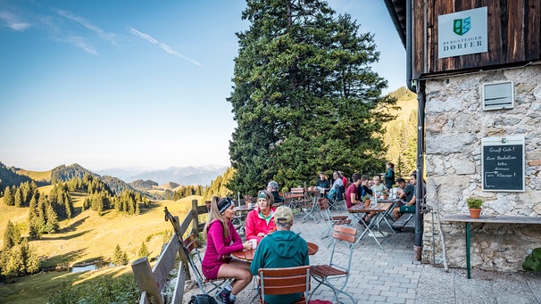 Drei Wanderer vor der Priener Hütte | Bild: Tourist Info Aschau i. Chiemgau & Chiemsee-Alpenland-Tourismus, Fotograf Thomas Kujat