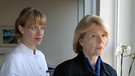Ärztin Ellen (Caroline Peters, links) muss ihrer neuen Patientin Luise (Christiane Hörbiger) eine schlechte Nachricht überbringen. | Bild: ARD Degeto/Susanne Dittmann