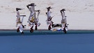 Die Passagierinnen Gabi und Julia (nicht im Bild) treffen am Diani Beach bei Mombasa in Kenia eine Teakwondo-Gruppe, die direkt am Strand ihre Kampfkunst vorführt. In der Gruppe sind auch Kinder aus ärmeren Familien. Zusammenhalt wird nicht nur beim Sport praktiziert, sondern auch regelmäßig beim anschließenden Müllsammeln am Strand. | Bild: Bewegte Zeiten Filmproduktion GmbH/BR/Sibylle Nies