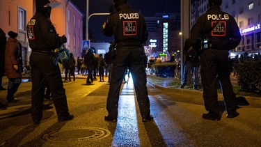 Polizisten versuchen einen Demonstrationszug vor dem Hauptbahnhof von München zu stoppen.  | Bild: picture alliance/dpa | Lennart Preiss