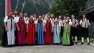 Die Trachtengruppe des Trachtenvereins Kleinwalsertal mit Musikanten. | Bild: BR/Constantin Entertainment GmbH